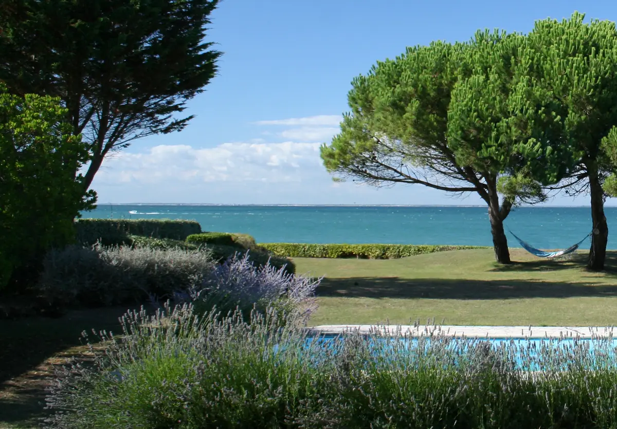Maison vue mer à vendre sur l'Île de Ré — BARNES